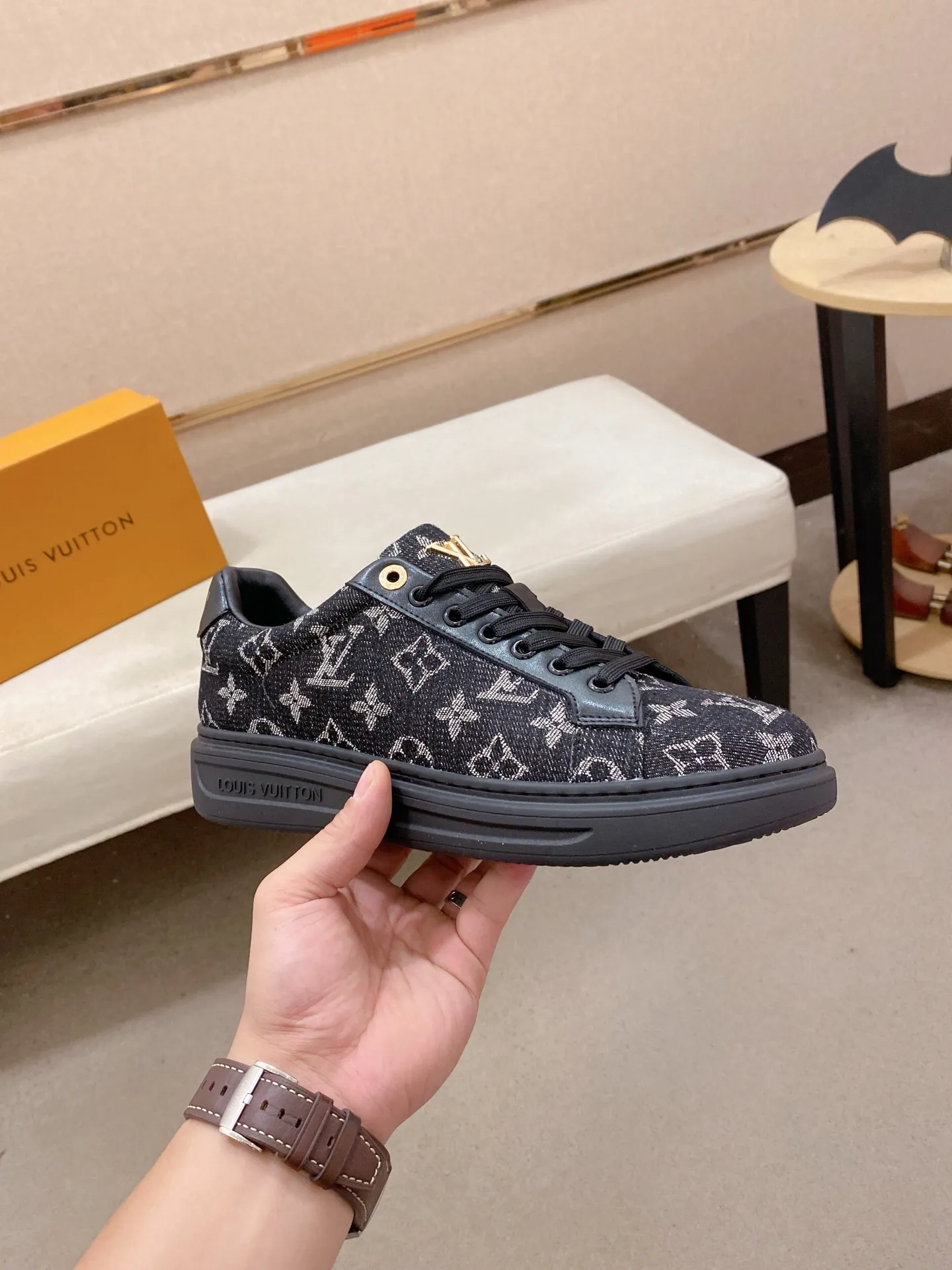 Men's shoes 💰: 400💰🎉🎉LV~Louis Vuitton trendy men's shoes New shipments Latest matching The same style as the official website Super high quality Hot sales of the season [strong] [strong] [strong] Selected first-layer cowhide, comfortable cowhide lining, original last, comfortable on the foot, wear-resistant rubber outsole Size number: 38-44.
